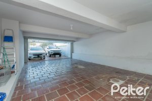 Casa à venda com 302m², 5 dormitórios, 2 suítes, 6 vagas, no bairro Cristal em Porto Alegre