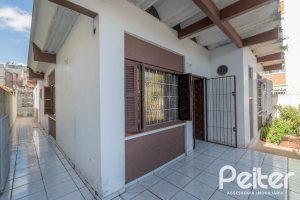 Casa à venda com 302m², 5 dormitórios, 2 suítes, 6 vagas, no bairro Cristal em Porto Alegre