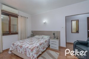 Casa à venda com 302m², 5 dormitórios, 2 suítes, 6 vagas, no bairro Cristal em Porto Alegre