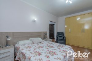 Casa à venda com 302m², 5 dormitórios, 2 suítes, 6 vagas, no bairro Cristal em Porto Alegre