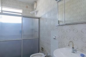 Casa à venda com 302m², 5 dormitórios, 2 suítes, 6 vagas, no bairro Cristal em Porto Alegre