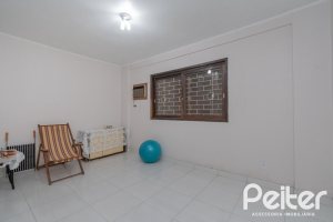 Casa à venda com 302m², 5 dormitórios, 2 suítes, 6 vagas, no bairro Cristal em Porto Alegre