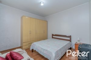 Casa à venda com 302m², 5 dormitórios, 2 suítes, 6 vagas, no bairro Cristal em Porto Alegre