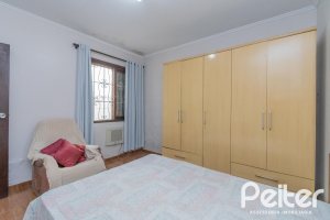Casa à venda com 302m², 5 dormitórios, 2 suítes, 6 vagas, no bairro Cristal em Porto Alegre