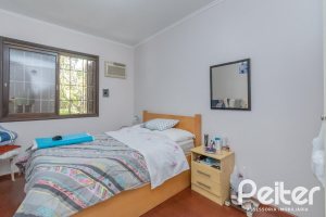 Casa à venda com 302m², 5 dormitórios, 2 suítes, 6 vagas, no bairro Cristal em Porto Alegre