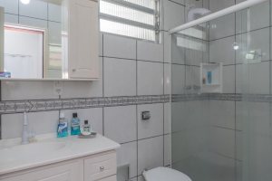Casa à venda com 302m², 5 dormitórios, 2 suítes, 6 vagas, no bairro Cristal em Porto Alegre