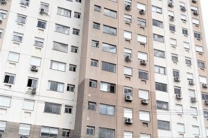 Apartamento à venda com 66m², 3 dormitórios, 1 suíte, 1 vaga, no bairro Humaitá em Porto Alegre