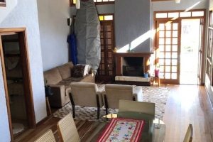 Casa à venda com 208m², 3 dormitórios, 1 suíte, 2 vagas, no bairro Espírito Santo em Porto Alegre
