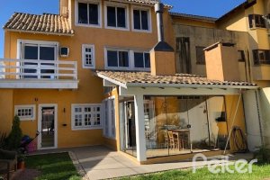 Casa à venda com 208m², 3 dormitórios, 1 suíte, 2 vagas, no bairro Espírito Santo em Porto Alegre