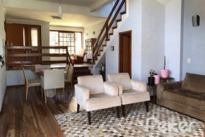 Casa à venda com 208m², 3 dormitórios, 1 suíte, 2 vagas, no bairro Espírito Santo em Porto Alegre