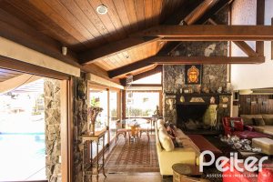 Casa à venda com 370m², 4 dormitórios, 2 suítes, 5 vagas, no bairro Vila Assunção em Porto Alegre