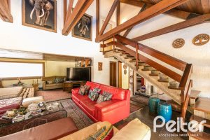 Casa à venda com 370m², 4 dormitórios, 2 suítes, 5 vagas, no bairro Vila Assunção em Porto Alegre