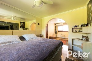 Casa à venda com 370m², 4 dormitórios, 2 suítes, 5 vagas, no bairro Vila Assunção em Porto Alegre