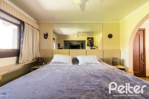 Casa à venda com 370m², 4 dormitórios, 2 suítes, 5 vagas, no bairro Vila Assunção em Porto Alegre