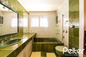 Casa à venda com 370m², 4 dormitórios, 2 suítes, 5 vagas, no bairro Vila Assunção em Porto Alegre