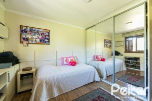 Casa à venda com 370m², 4 dormitórios, 2 suítes, 5 vagas, no bairro Vila Assunção em Porto Alegre