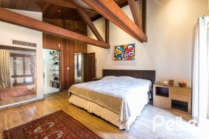 Casa à venda com 370m², 4 dormitórios, 2 suítes, 5 vagas, no bairro Vila Assunção em Porto Alegre