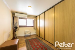 Casa à venda com 370m², 4 dormitórios, 2 suítes, 5 vagas, no bairro Vila Assunção em Porto Alegre