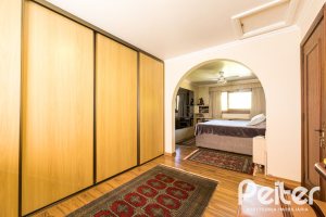 Casa à venda com 370m², 4 dormitórios, 2 suítes, 5 vagas, no bairro Vila Assunção em Porto Alegre