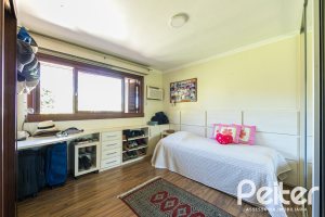 Casa à venda com 370m², 4 dormitórios, 2 suítes, 5 vagas, no bairro Vila Assunção em Porto Alegre