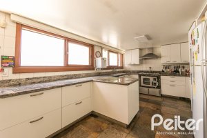 Casa à venda com 370m², 4 dormitórios, 2 suítes, 5 vagas, no bairro Vila Assunção em Porto Alegre