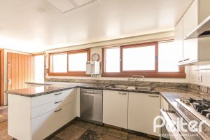 Casa à venda com 370m², 4 dormitórios, 2 suítes, 5 vagas, no bairro Vila Assunção em Porto Alegre