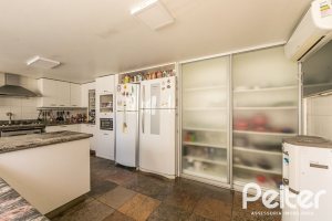 Casa à venda com 370m², 4 dormitórios, 2 suítes, 5 vagas, no bairro Vila Assunção em Porto Alegre