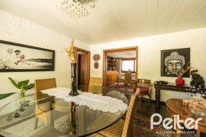 Casa à venda com 370m², 4 dormitórios, 2 suítes, 5 vagas, no bairro Vila Assunção em Porto Alegre