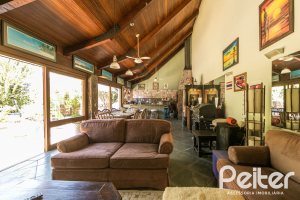 Casa à venda com 370m², 4 dormitórios, 2 suítes, 5 vagas, no bairro Vila Assunção em Porto Alegre