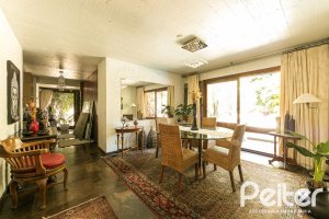 Casa à venda com 370m², 4 dormitórios, 2 suítes, 5 vagas, no bairro Vila Assunção em Porto Alegre