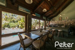 Casa à venda com 370m², 4 dormitórios, 2 suítes, 5 vagas, no bairro Vila Assunção em Porto Alegre