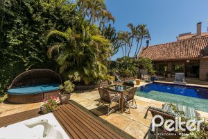 Casa à venda com 370m², 4 dormitórios, 2 suítes, 5 vagas, no bairro Vila Assunção em Porto Alegre