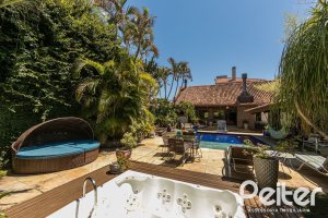 Casa à venda com 370m², 4 dormitórios, 2 suítes, 5 vagas, no bairro Vila Assunção em Porto Alegre