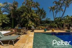 Casa à venda com 370m², 4 dormitórios, 2 suítes, 5 vagas, no bairro Vila Assunção em Porto Alegre