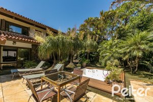 Casa à venda com 370m², 4 dormitórios, 2 suítes, 5 vagas, no bairro Vila Assunção em Porto Alegre