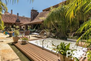 Casa à venda com 370m², 4 dormitórios, 2 suítes, 5 vagas, no bairro Vila Assunção em Porto Alegre