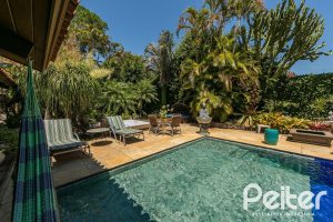 Casa à venda com 370m², 4 dormitórios, 2 suítes, 5 vagas, no bairro Vila Assunção em Porto Alegre