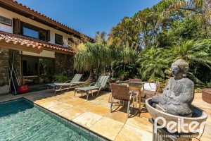 Casa à venda com 370m², 4 dormitórios, 2 suítes, 5 vagas, no bairro Vila Assunção em Porto Alegre