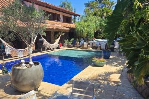 Casa à venda com 370m², 4 dormitórios, 2 suítes, 5 vagas, no bairro Vila Assunção em Porto Alegre