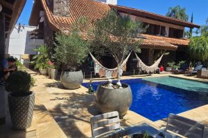 Casa à venda com 370m², 4 dormitórios, 2 suítes, 5 vagas, no bairro Vila Assunção em Porto Alegre