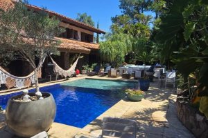 Casa à venda com 370m², 4 dormitórios, 2 suítes, 5 vagas, no bairro Vila Assunção em Porto Alegre