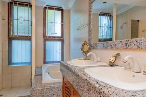 Cobertura à venda com 341m², 3 dormitórios, 1 suíte, 2 vagas, no bairro Menino Deus em Porto Alegre