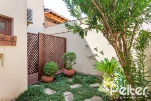 Casa em Condomínio à venda com 216m², 3 dormitórios, 1 suíte, 3 vagas, no bairro Tristeza em Porto Alegre