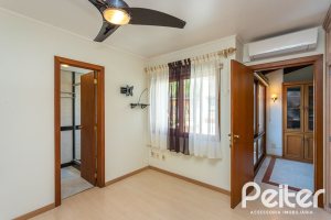 Casa em Condomínio à venda com 216m², 3 dormitórios, 1 suíte, 3 vagas, no bairro Tristeza em Porto Alegre