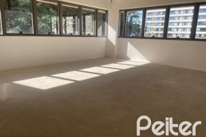 Comercial à venda com 47m², 1 vaga, no bairro Tristeza em Porto Alegre