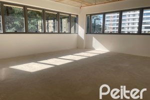 Comercial à venda com 47m², 1 vaga, no bairro Tristeza em Porto Alegre