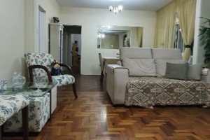 Casa à venda com 210m², 3 dormitórios, 1 suíte, 2 vagas, no bairro Guarujá em Porto Alegre