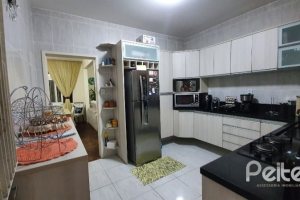 Casa à venda com 210m², 3 dormitórios, 1 suíte, 2 vagas, no bairro Guarujá em Porto Alegre