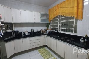 Casa à venda com 210m², 3 dormitórios, 1 suíte, 2 vagas, no bairro Guarujá em Porto Alegre