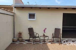 Casa à venda com 210m², 3 dormitórios, 1 suíte, 2 vagas, no bairro Guarujá em Porto Alegre